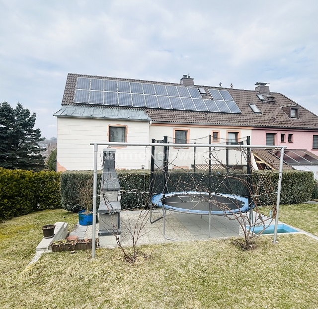 **Vielseitiges Zweifamilienhaus mit PV-Anlage und großem Garten – Raum für Ideen und Lebensqualität**