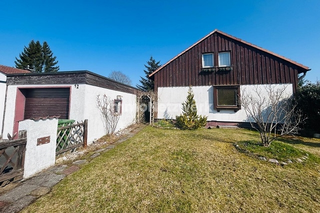 Ansicht mit Garage