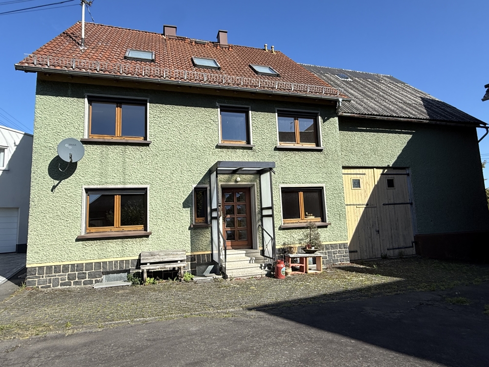 Solides Einfamilienhaus mit Scheune und Garten in Rotenhain!