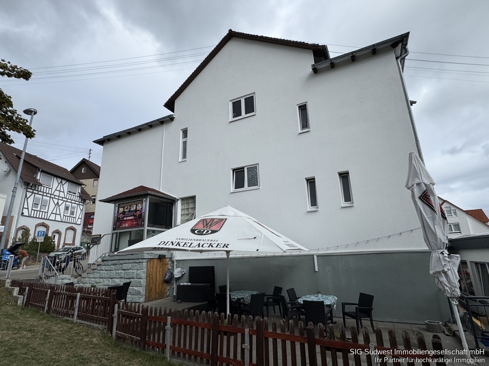 Mehrfamilienhaus drei Wohnungen und einer Gewerbeeinheit als Restaurant im Historisches Fachwerkhaus