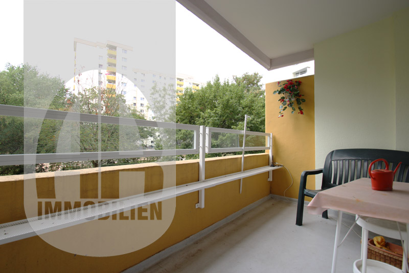 AR Immobilien:: 2,5 Zimmer Wohnung, bezugsfrei mit Balkon in Berlin-Marienfelde