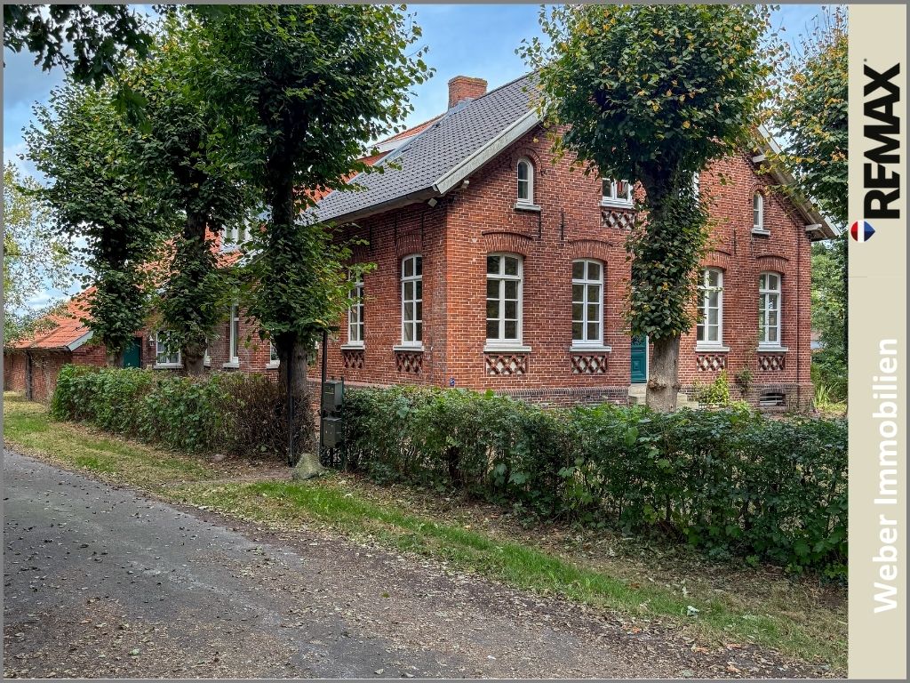 Dachgeschosswohnung mit großer Scheune & Weidefläche!